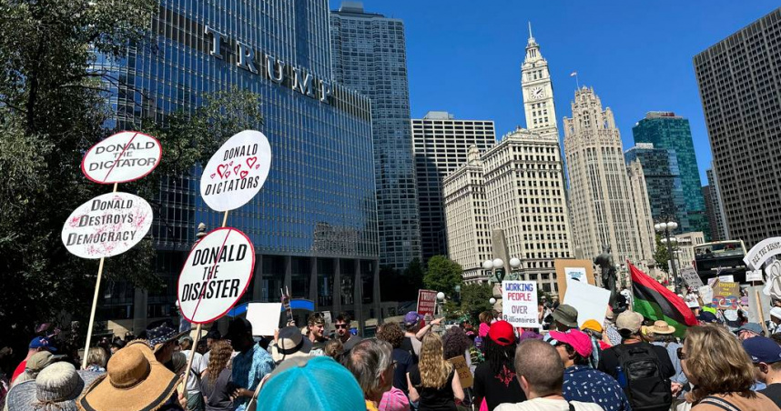 抗議者聚集在芝加哥川普大樓前舉行勞動節集會。 （圖／達志／美聯社）