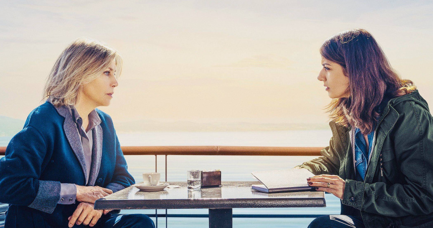 《十分鐘新鮮事》講述了一位剛歷經失婚、失業的女作家碧揚卡(右,芭芭拉龍琪 飾），在人生艱難時刻，向心理專家布拉邦提醫師（瑪姬麗塔貝 飾）求助的故事。（圖／海鵬影業）