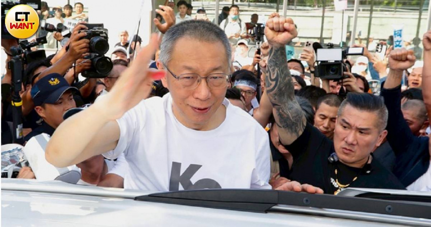 民眾黨創黨主席柯文哲（前排白衣者）交保後面對熱情支持者揮手致意。（圖／黃耀徵攝）