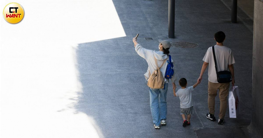 未來一周天氣沒下雨時仍高溫悶熱，明天雙北、中南部內陸局部區域白天可達36度以上。（示意圖／黃威彬攝）