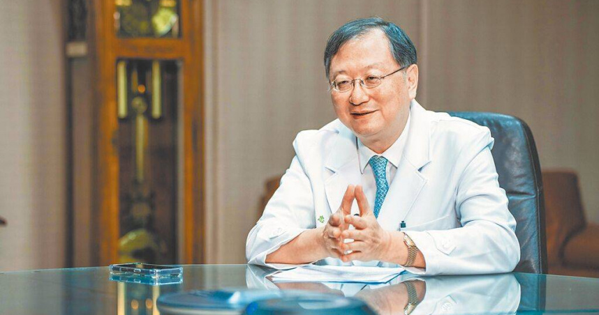 台大醫院院長余忠仁14日在台大醫院接受中時專訪，暢談急診室轉型與醫事人才培養的想法。（圖／中國時報石智中攝）