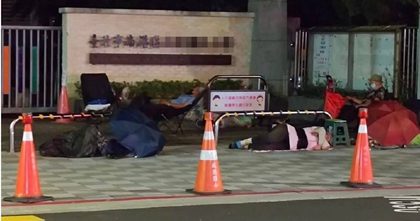 台北市一間國小外面出現民眾睡在門口，只為了排隊搶登記羽球場，在網上引發熱議。（圖／翻攝自臉書／我是南港人）