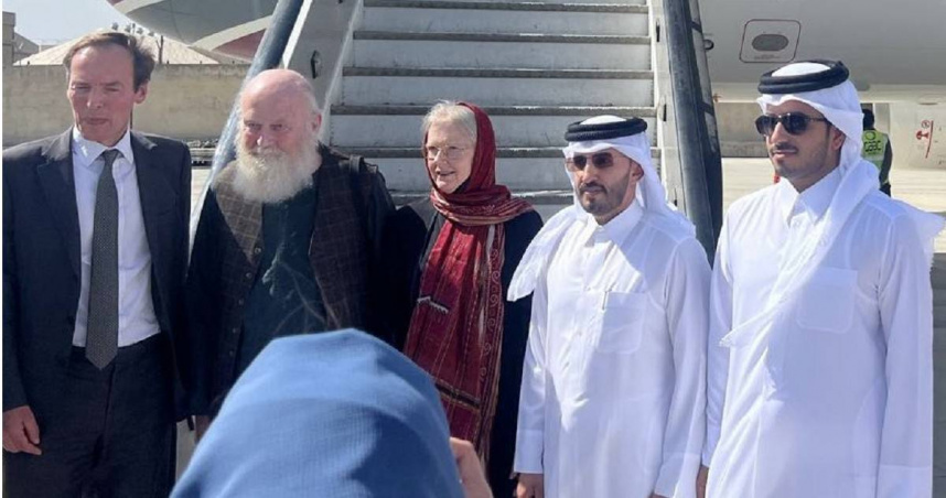 英國一對夫妻被塔利班監禁近八個月，終於在卡達的調解下獲釋，於19日早晨抵達杜哈。（圖／翻攝自X「@RLindsayUK」）