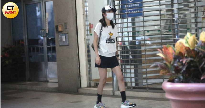 本刊直擊安以軒一身少女感打扮出現在台北街頭，還綁著俏皮的雙馬尾髮型。（圖／CTWANT）
