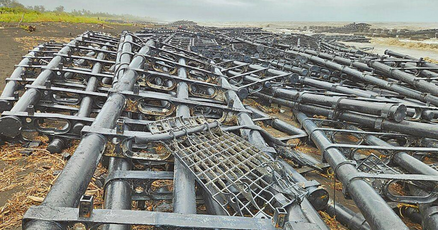 旭東環保科技公司在佳冬塭豐外海的光電浮台測試站，7月遭丹娜絲颱風破壞，浮台四散漂流，堆滿佳冬與枋寮沙灘。（圖／本報資料照片）