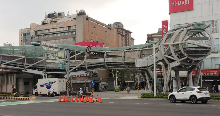 網友於社群平台分享板橋區府中站後站商圈現況，指出鄰近府中站的街區人潮明顯減少，引發共鳴與討論。（圖／新北市養工處提供）