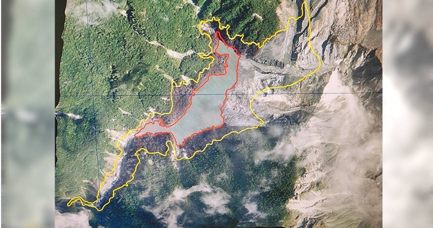 農業部25日空拍馬太鞍溪堰塞湖，原有面積（黃線區域）已大幅縮減為現在的16公頃（紅線區域）。（圖／農業部提供）