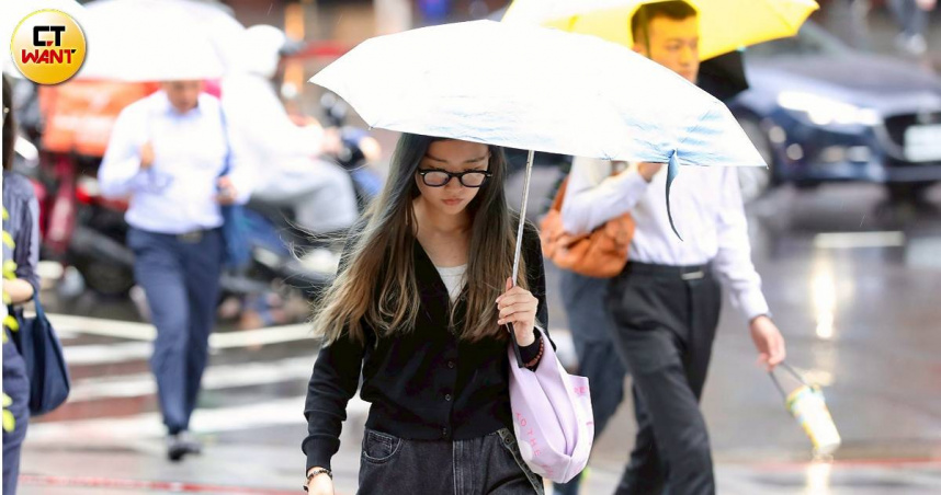 明天雙北地區白天有望出現36度以上高溫，但周五起因甫生成的熱帶性低氣壓或颱風外圍雲系影響，花東及南部地區天氣又將不穩定。（示意圖／方萬民攝）