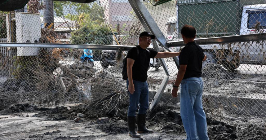 中職會長蔡其昌（左）7日親赴花蓮光復鄉勘災。（圖／中職提供）