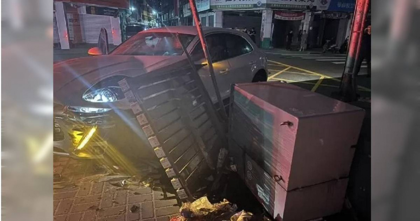 台中代駕司機疑身體不適昏迷，保時捷撞毀變電箱造成停電。（圖／翻攝畫面）