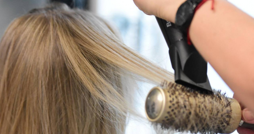 泰國一名女童在洗澡後使用吹風機，沒想到卻因此觸電身亡。（示意圖／pixabay）