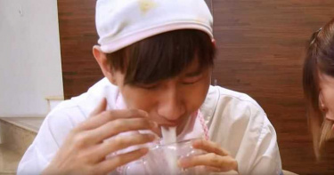 網紅拍片譏「母乳有狗味」 男星看不下去:通電夾乳頭的感覺!