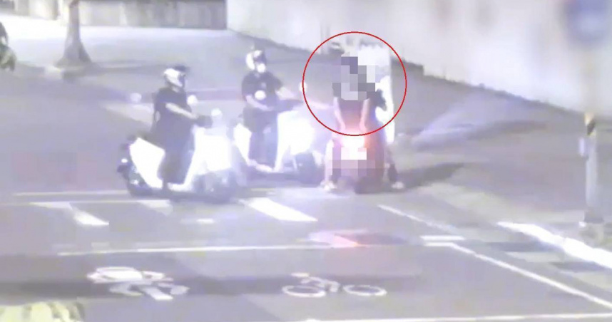 北市南港分局員警日前巡邏時，發現一名男子未戴安全帽，意外發現駕駛持有K他命。（圖／翻攝畫面）