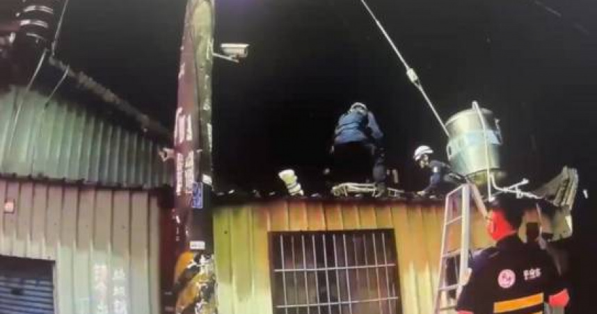 高雄市岡山區50歲蘇姓男子用餐如廁後失蹤，警消搜尋後發現他躺在餐廳附近屋頂上。（圖／翻攝畫面）