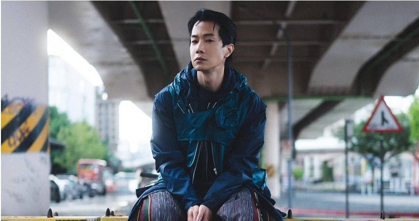 藝人薛仕凌今日中午現身新北地檢署說明兵役事宜，訊後以30萬元交保。（圖／翻攝自薛仕凌臉書）