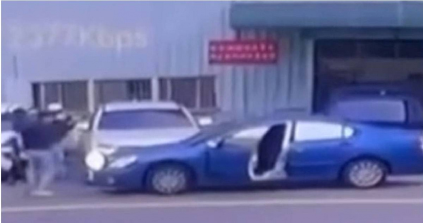 詐騙車手駕車衝撞警車，警對空鳴槍趁勢將2嫌壓制。（圖／翻攝畫面）