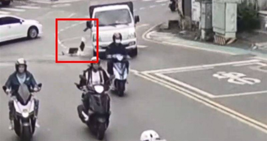 小貨車綑繩鬆脫豆腐飛散害3騎士連環摔。（圖 ／翻攝畫面）