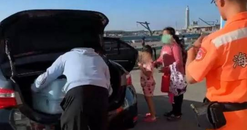 印尼移工「消失12年」竟帶6歲女兒賞海，王功橋驚見母女身分曝光。（圖 ／翻攝畫面）
