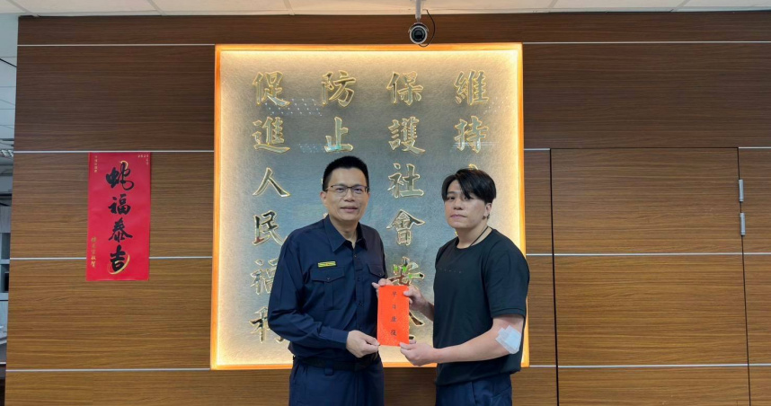 土城分局長陳建龍（左）於事發後慰問受傷員警。（圖／翻攝畫面）