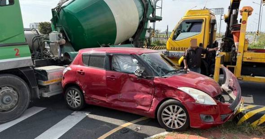 ！紅燈突停小客車遭大貨車猛擊，車身彈飛180度卡死路口。（圖 ／翻攝畫面）