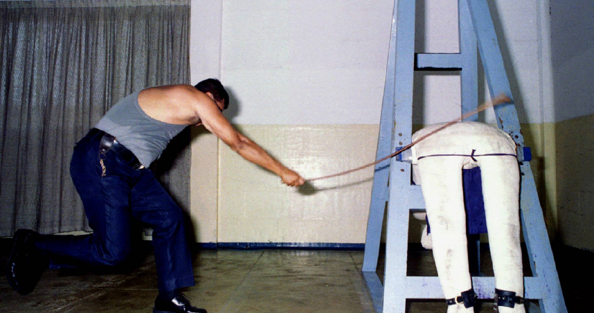 新加坡樟宜監獄以假人示範鞭刑程序。（圖／達志／路透社）