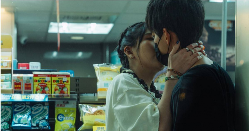 《整形過後》李曼唯「Emma」（左）主動吻了曾向鎮（右）。（圖／六魚文創）