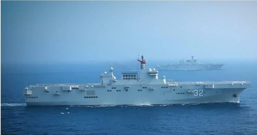 解放軍075型兩棲攻擊艦（Type 075 amphibious assault ship）首次出現在圍台軍演中。（圖／翻攝自《環球時報》）
