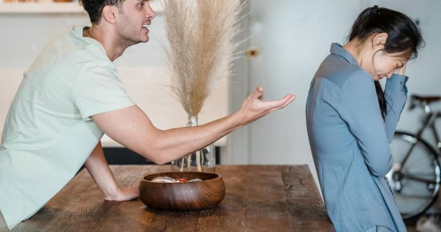 一名媳婦抱怨自己下班沒主動去切水果，意外惹怒公婆。（示意圖／Pexels）