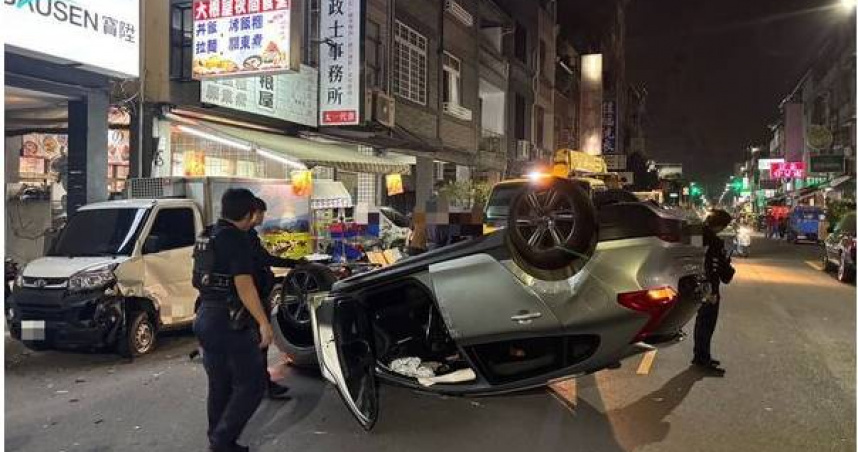 毒駕失控逆向衝撞騎樓釀禍高雄，57歲男藏毒翻車險害母子2命。（圖 ／翻攝畫面）