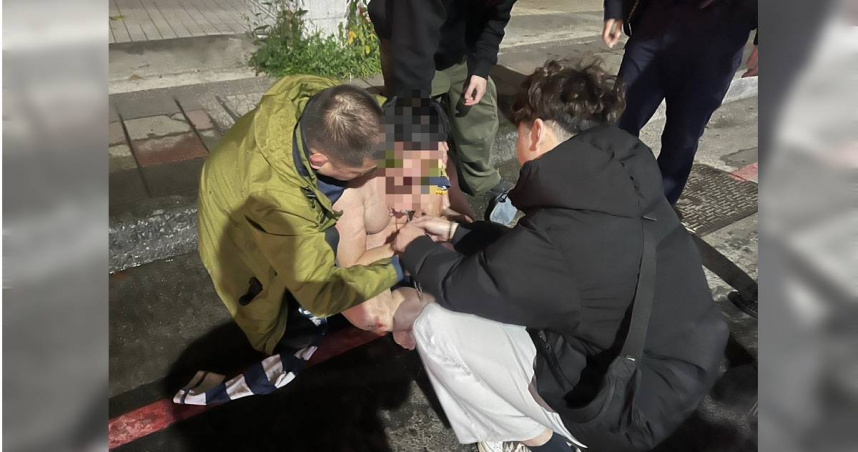 許姓男子接應蘇男逃跑，新店副分局長曾柏仲（左）親自帶隊逮人。（圖／翻攝畫面）