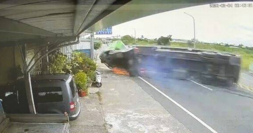 驚悚！台東拖板車失控撞民宅駕駛身亡　屋主嚇壞：以為是地震