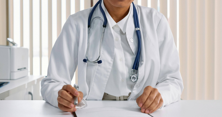 男童發燒伴隨著腳痛，醫師一看趕緊讓家長送去大醫院急診。（示意圖／Pexels）