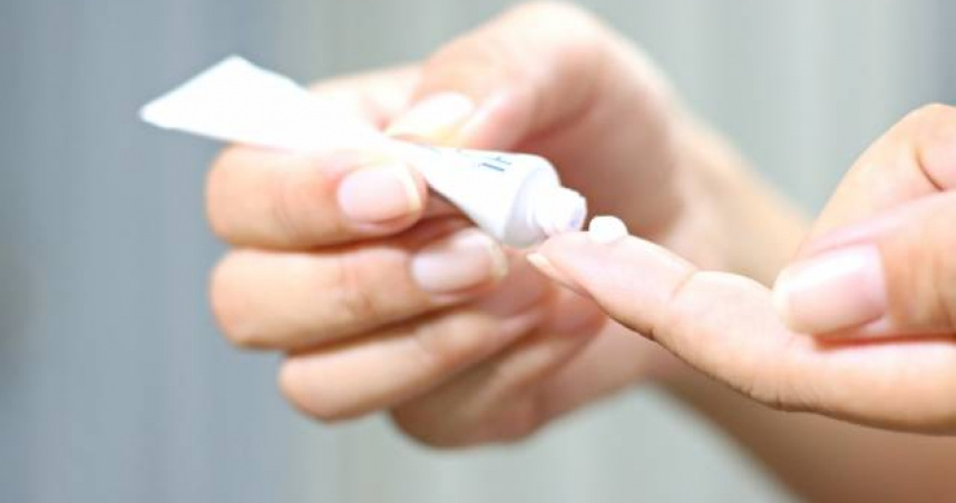陳爰邑提醒，若不當使用「美康」藥膏，可能導致皮膚愈擦愈薄，破壞防禦力。（示意圖／photoAC）