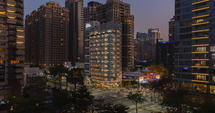 「采．寓」毗鄰國家歌劇院和大遠百等台中地標，歡慶一週年，推出官網住房專案送好禮活動，每晚只要2,900元起。（圖／采．寓提供）