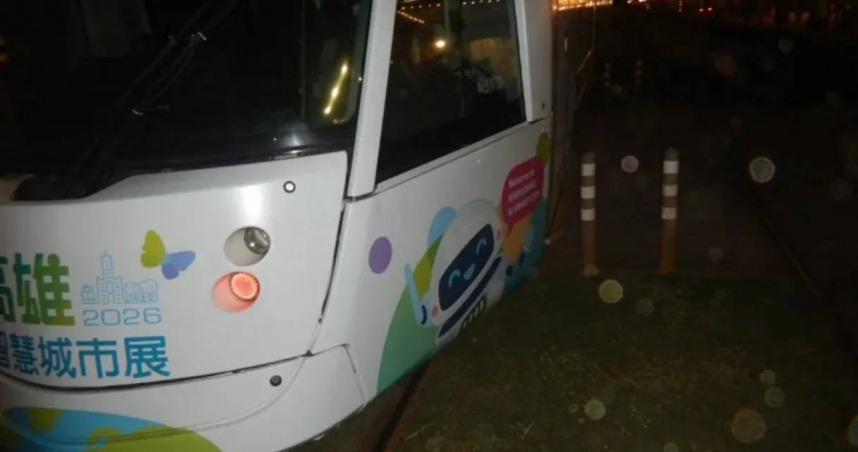 柯姓少年20日晚間無視警示聲闖入軌道區，與輕軌發生擦撞，所幸未造成人員傷亡。（圖／翻攝畫面）