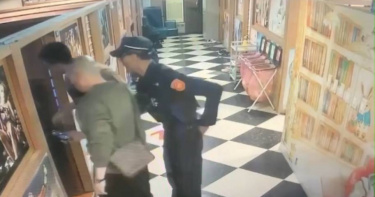 北市大同區長安西路上22日凌晨發生計程車載客遭搶案。（圖／翻攝畫面）