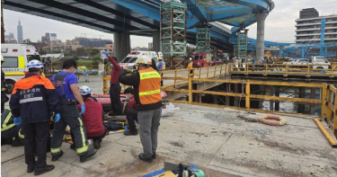 民權大橋24日下午驚傳有車輛墜落基隆河，造成1男命危送醫。（圖／翻攝畫面）