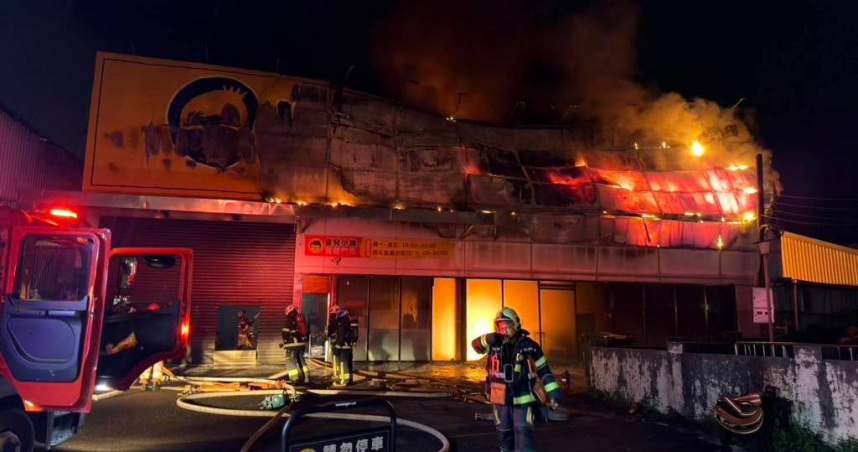 深夜惡火吞噬整棟賣場，汐止「皇兒小舖」陷火海。（翻攝畫面）