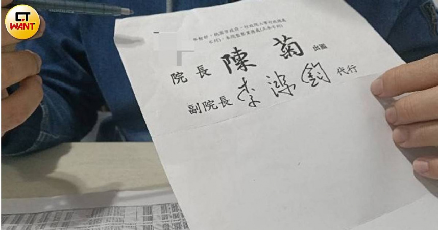一名半年加班241小時的代理教師兼任教學組長控訴桃園市立自強國中壓榨「打工仔」。（圖／顏瑋辰攝）
