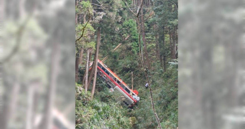 南投縣竹山鎮杉林溪自然園區花卉中心附近9日上午驚傳遊覽車墜谷事故。（圖／翻攝自Threads @peng840406）