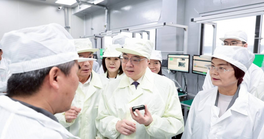 行政院長卓榮泰參訪為升電裝工業公司廠區，了解無人機反制系統與相關生產流程。（圖／行政院提供）
