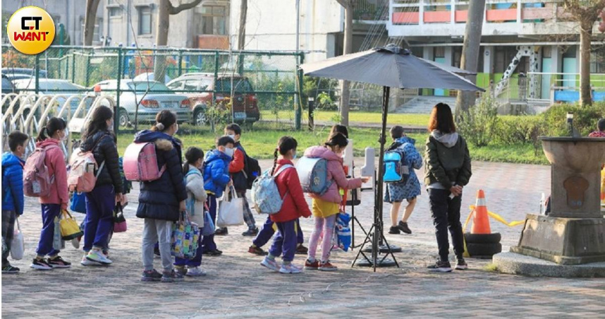 少子化浪潮之下，政府推動放寬「養育12歲以下子女之家庭聘雇外籍家事移工」門檻，13日就要上路了，各界議論。圖非當事人。（示意圖／周志龍攝）