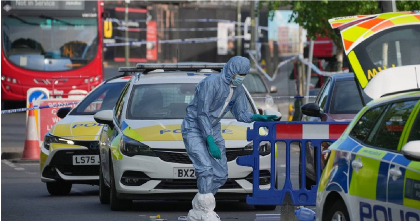 英國倫敦29日接連發生持刀攻擊事件。圖為法醫人員在案發現場進行搜索。（圖／達志／美聯社）