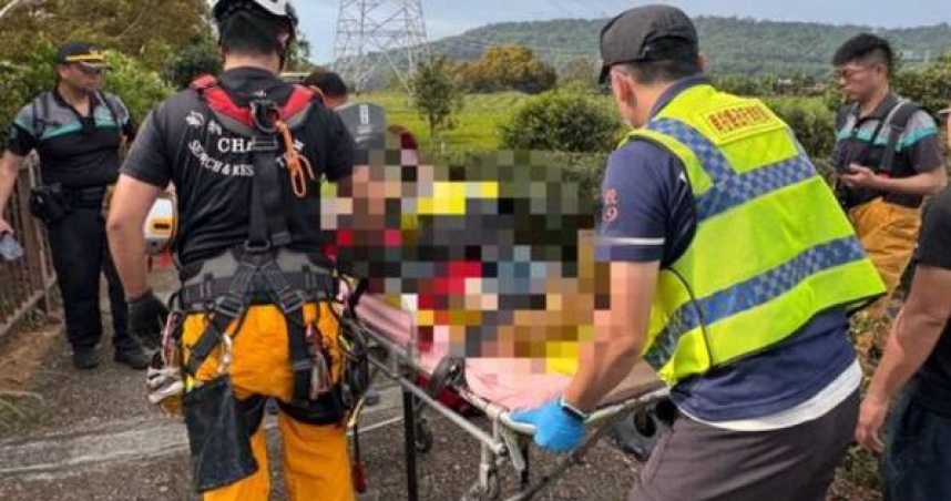 76歲阿嬤八卦山撿垃圾失足墜52公尺深谷。（圖／翻攝畫面）