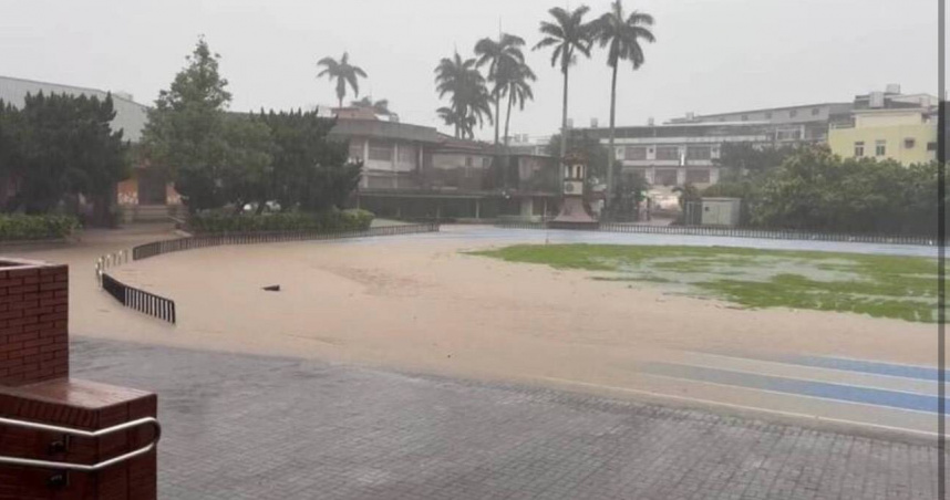 新竹暴雨狂炸！新埔國中遭「土石泥流灌入」　竹北12時起緊急停班、停課
