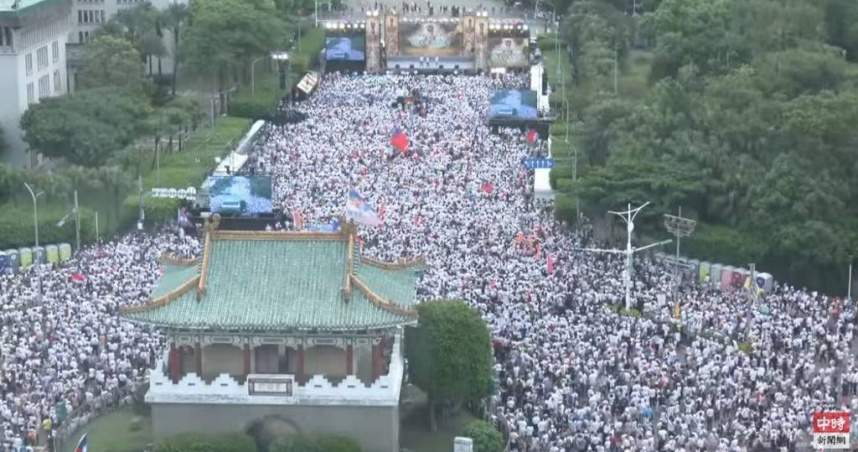 725反毒油凱道遊行，民眾擠爆景福門。 （圖／取自中時新聞網）