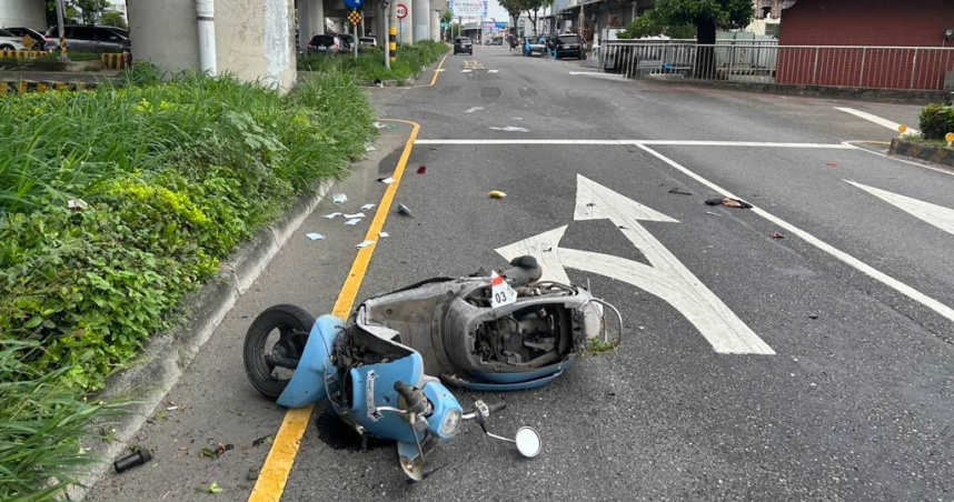 台中市霧峰區中投東路二段與五福西路口今日發生死亡車禍，88歲李姓老翁騎機車遭廂型車撞擊後機車零件四散，老翁傷重送醫不治。（圖／翻攝畫面）