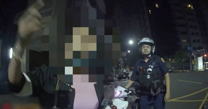 戒毒證明才拿出來！42歲女騎車逆向撞警車　毒測陽性又搜出安非他命