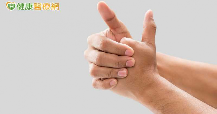 不少人習慣折手指，享受關節喀喀作響的感覺，卻也常被提醒「一直折手指，以後會得關節炎」。