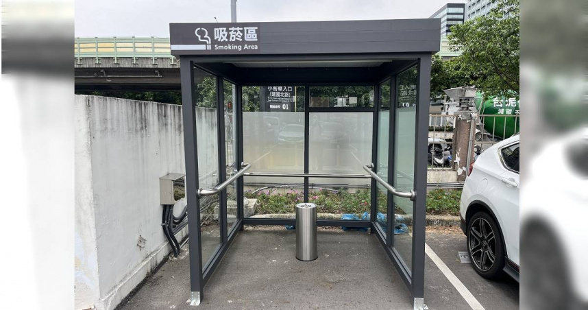 台北市中山區一處吸菸區設有扶手。（圖／翻攝自台北市吸菸區地圖）